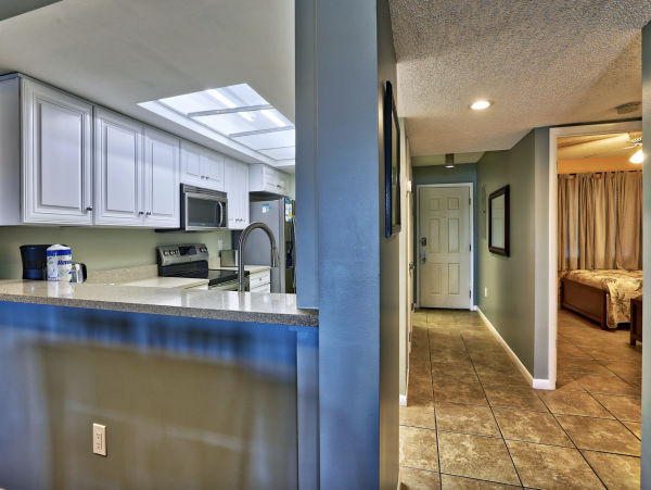 Luxurious Bayfront Condo Steps to beach
